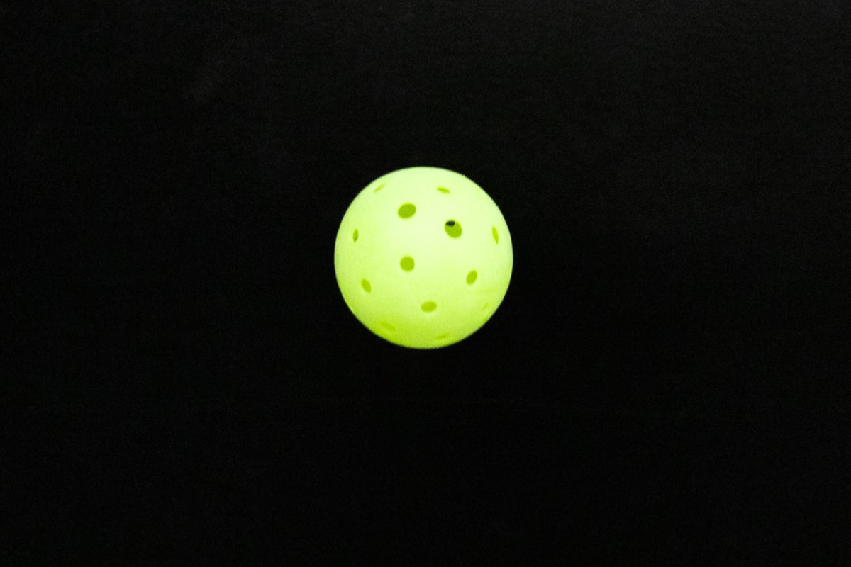 ボールが見やすい黒基調の空間